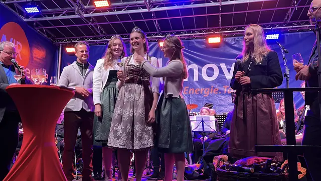 Die Badische Weinprinzessin Hannah Spraul hängt Carina Roth die Prinzessinnenkette um. | Foto: gro