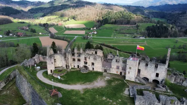 Die Hochburg bei Emmendingen am Fuß des Schwarzwalds gilt als eine der größten Burgruinen am Oberrhein. | Foto: Lea Wölfle
