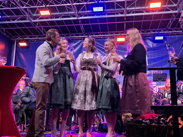 Auf die neue Ortenauer Weinprinzessin: Oberbürgermeiste Marco Steffens (v. l.), Tina Glur, Badische Weinknigin, Carina Roth, Ortenauer Weinprinzessin, Hannah Spraul, Badische Weinprinzessin und Elisa Busam, scheidende Ortenaue Weinprinzessin | Foto: gro