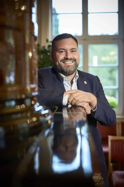 Für Matthias Bauernfeind sind es die letzten Tage als Bürgermeister im Rathaus von Oberwolfach. Am 1. Oktober tritt er sein Amt als Oberbürgermeister von Bühl an. Er wurde im ersten Wahlgang mit 71,1 Prozent gewählt.  | Foto: Michael Bode