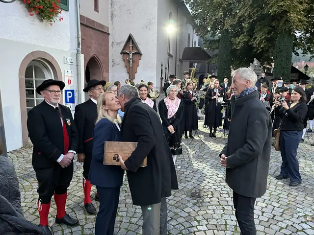 Gratulation durch Bürgermeisterkollegen Günthrt Pfundstein. | Foto: hro