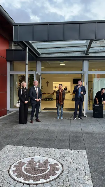 Der stellvertretende Bürgermeister Dr. Jörg Peter (r.) verkündet das Wahlergebnis. | Foto: mak