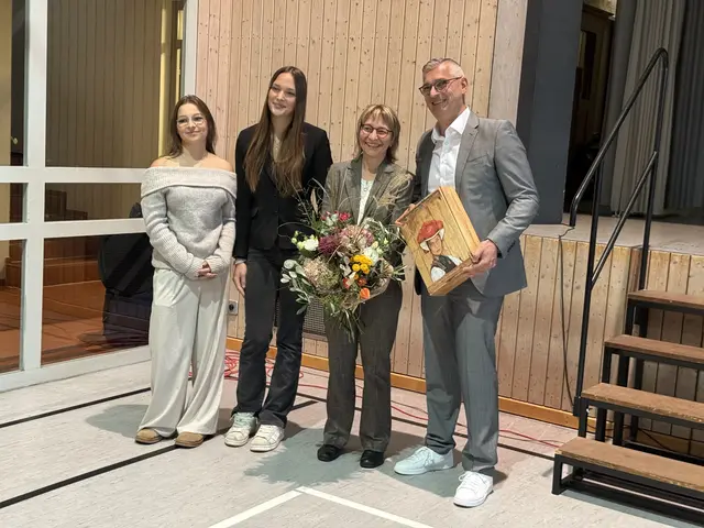 Der glückliche Wahlsieger Markus Benkeser mit seiner Familie, den Töchtern Ann-Kathrin (v. l.) und Mariella und seiner Frau Sandra | Foto: Berthold Gallinat