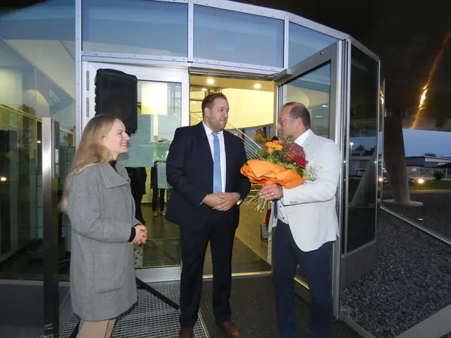 Alexander Schröder, Vorgänger im Amt (r.), beglückwünscht Bodo Lange zu seinem Ergebnis, | Foto: Hans Spengler