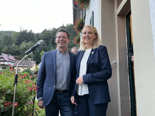 Helga Wössner wurde mit 94,31 Prozent der Stimmen wiedergewählt. Gemeinderat Thomas Becherer gratuliert. | Foto: gro