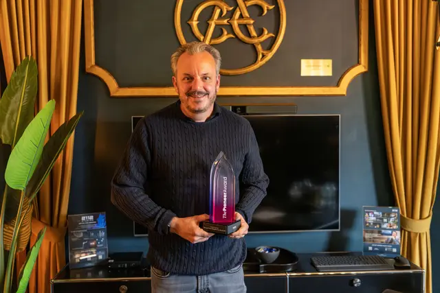 Michael Mack, CEO MACK One und geschäftsführender Gesellschafter Europa-Park, mit dem "Pioneer Award" | Foto: Europa-Park