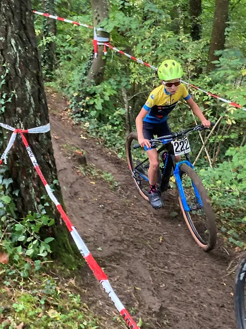 Felix Mengel am Hinterrad der Konkurrenz