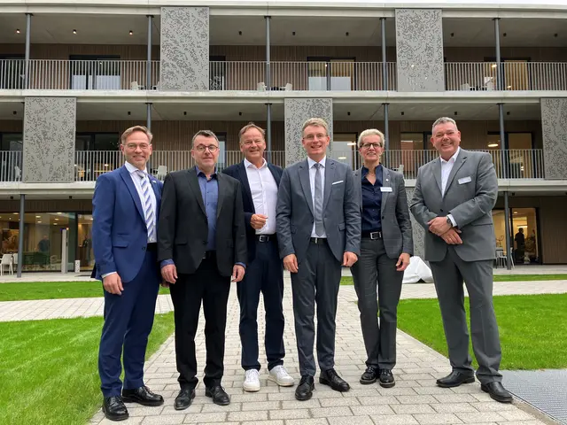 Freuen sich über die Eröffnung des neuen, modernen Pflegeheims Haus Martin in Gengenbach: Bürgermeister Sven Müller (v. l.), Architekt Jürgen Caruso, Landrat a.D. Frank Scherer, Landrat Thorsten Erny, Ortenau Klinikum-Vorstandsvorsitzende Claudia Bauer-Rabe, Heimdirektor Marco Porta. | Foto: Ortenau Klinikum/ Christian Eggersglüß