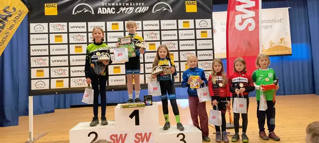 Elisa belegte im Rennen Platz 1, Sofia kam auf Platz 3, starke Leistung.