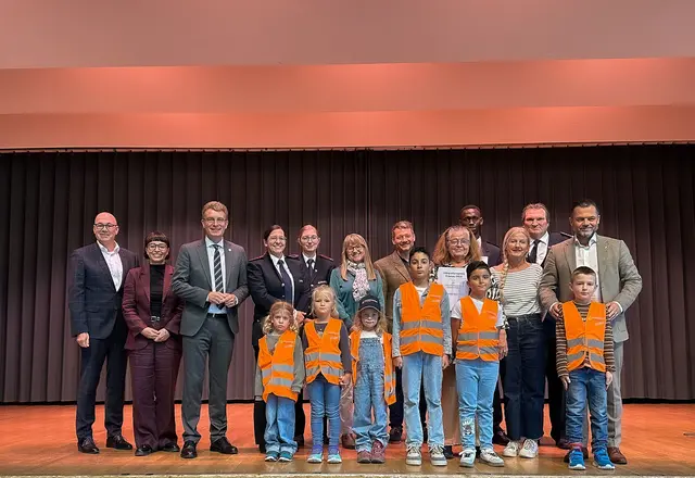 Gruppenbild der Preisträger des Integrationspreises Ortenau 2025 (von links): Thomas Joachims, Bereichsdirektor Sparkasse Offenburg-Ortenau, Christiane Schulz, Leiterin des Migrationsamts, Landrat Thorsten Erny, Vertreter des Netzwerks Flüchtlinge Hohberg und der Kinderfeuerwehr Hohberg, Viktor Lorenz, Bürgermeister von Appenweier, zweite Reihe Mitte; Vertreter der Feuerwehr Appenweier sowie Andreas Heck, Bürgermeister von Hohberg (rechts). | Foto: Laura Kirschniok/Landratsamt Ortenaukreis