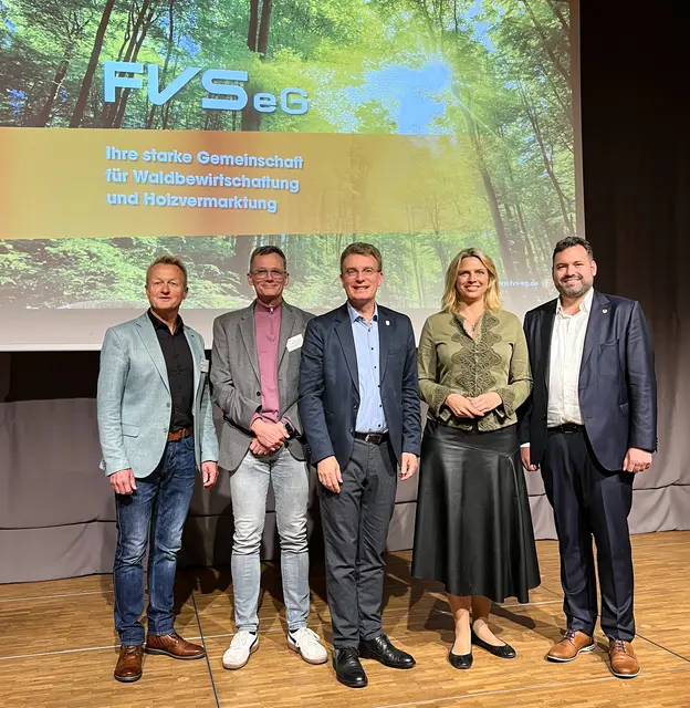 Von links: FVS Vorstand Joachim Prinzbach, Holzkurier-Chefredakteur Gerd Ebner, Landrat Thorsten Erny, CDU Landtagsabgeordnete Sarah Schweizer, Aufsichtsratsvorsitzender Matthias Bauernfeind. | Foto: FVS