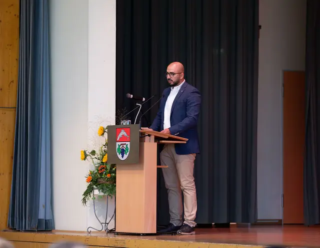 Salah Eddin Alghabbach spricht als Gastredner bei der Feier zur Einbürgerung. | Foto: Laura Kirschniok/Landratsamt Ortenaukreis