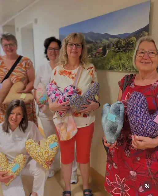 Birgitt Müller (l.) und Gaby Kross (r.) von der Nähgruppe Storchenturm-Quilter überreichen die Herzkissen im Brustzentrum Lahr des Ortenau Klinikums Lahr. | Foto: Ortenau Klinikum