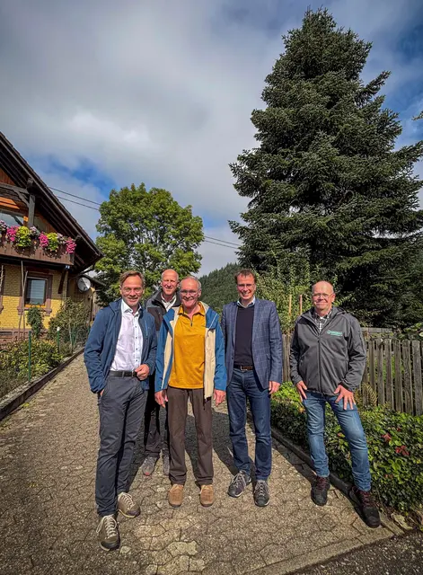Diese prachtvolle Nordmanntanne aus Gengenbach wird in diesem Jahr die Landesvertretung Baden-Württemberg in Berlin schmücken: Sven Müller, Bürgermeister Gengenbach (v. l.), Peter Zink, Revierleiter Gengenbach-Brandeck, Wilhelm Neumeyer, Besitzer des Baumes, Staatssekretär Volker Schebesta MdL und Alfons Gmeiner, zweiter Vorsitzender der Forstbetriebsgemeinschaft Vorderes Kinzigtal. | Foto: Stadt Gengenbach
