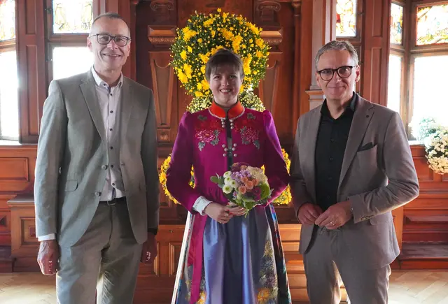 Bernhard Palm (l.), Vorstandsvorsitzender E-Werk Mittelbaden, Chrysanthemenkönigin Valerie II. und Oberbürgermeister Markus Ibert
| Foto: Stadt Lahr
