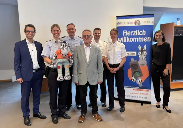 Peter Rottenecker, Vorstandsvorsitzender der Volksbank Lahr, Helena Kucher, Polizeirätin und Leiterin des Referats Prävention am Polizeipräsidium Offenburg, Polizeihauptkommissar Daniel Westermann, ebenfalls Bereich Prävention Offenburg, Kurt Reith, 1. Vorstand Verkehrswacht Lahr, Polizeioberkommissar Daniel Gann vom Polizeirevier Lahr, Susanne Steudten, Polizeidirektorin und Leiterin des Polizeireviers Lahr und Miriam Speck vom Jugendmarketing der Volksbank Lahr | Foto: Volksbank Lahr