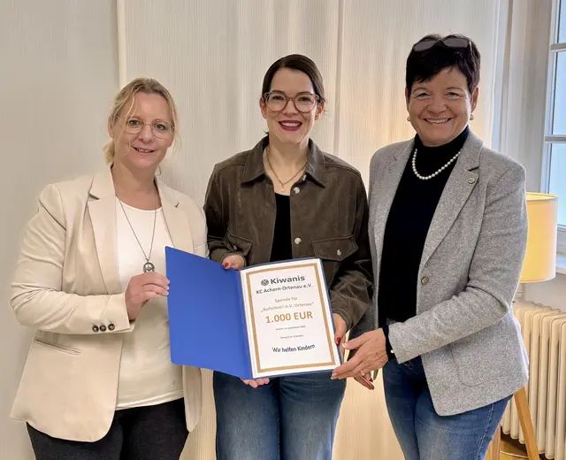 Marina Busam von "Aufschrei!" (Mitte) freuten sich über die Spende, überreicht von Andrea Kistenich (l.) und Uta Vogel (r.) | Foto: Regina Schmidt