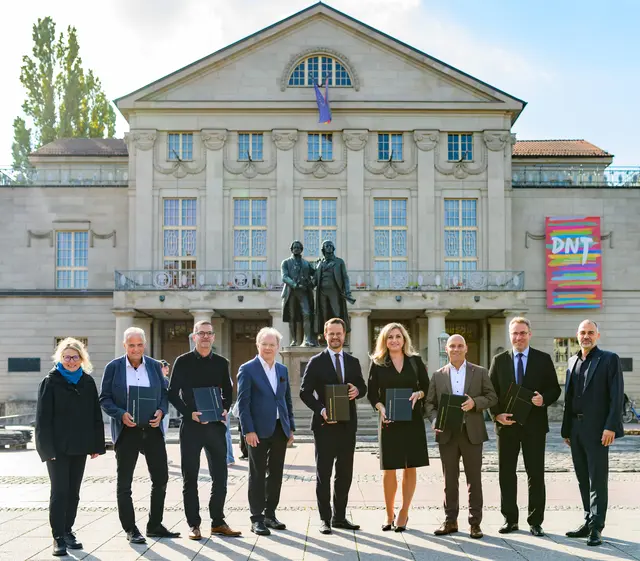 Vor großer Kulisse: Oberbürgermeister Marco Steffens mit weiteren Vertretern der Verfassungsstädte | Foto: Candy Welz