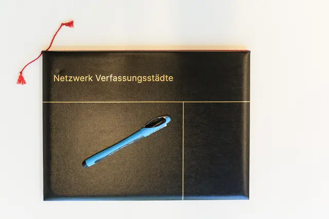 Die Mappe mit dem Wortlaut des Netzwerks Verfassungsstädte | Foto: Candy Welz