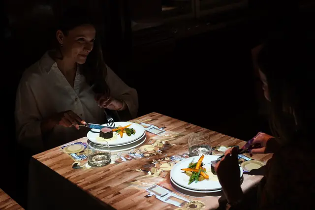 Während der einzelnen Gänge liegt die Konzentration auf dem Essen. Dazwischen erlebt Le Petit Chef lustige Abenteuer.  | Foto: Hotel "Ritter Durbach/Le Petit Chef