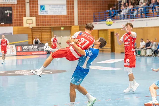 Trotz aller Mühen: Die Abwehr des TV Neuhausen konnte die HSG Willstätt-Hanauerland (rotes Trikot) nicht bremsen. | Foto: Foto: Arbogast