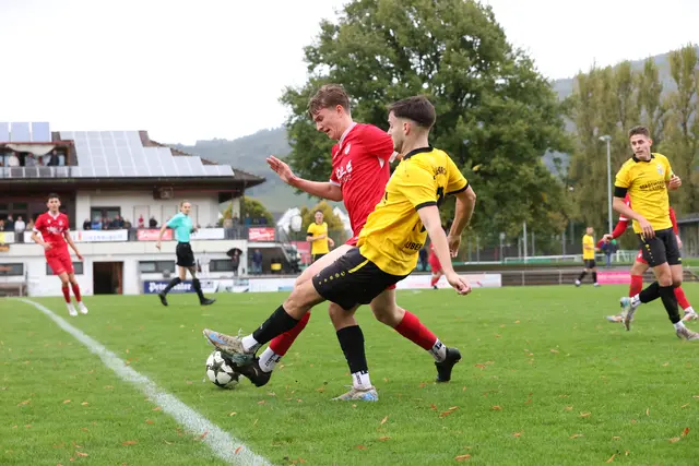 Oberkirchs Jannik Huber (gelbes Trikot) im Zweikampf gegen Offenburgs Matti Jung. | Foto: Foto: FS
