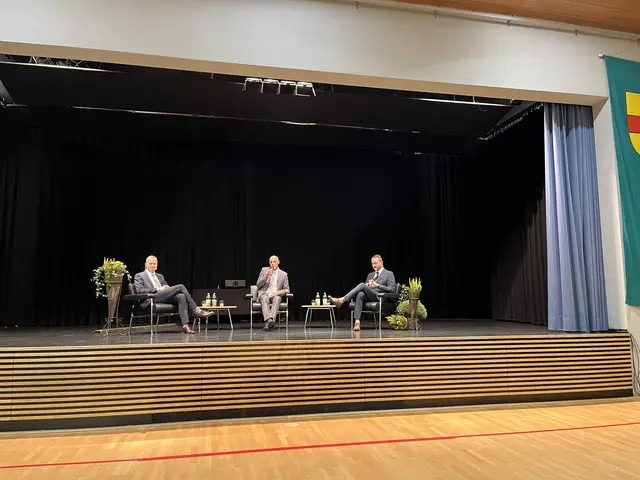 Fragerunde für die Bürger: Bürgermeister Philipp Clever (v. l.), Moderator Prof. Dr. Jürgen Fleckenstein und Herausforderer Valentin Wußler | Foto: gro
