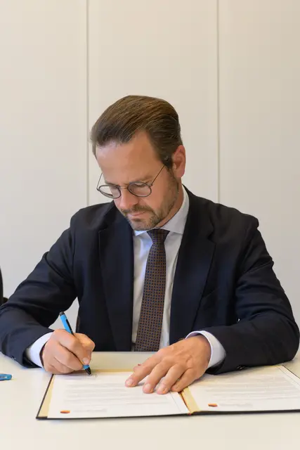 Marco Steffens bei der Unterzeichnung | Foto: Candy Welz