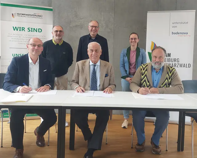 Freuen sich auf den Ausbau der Zusammenarbeit (von links): Prof. Dr. Stephan Trahasch (Rektor der Hochschule Offenburg), Gundolf Fleischer (Vorsitzender des Olympiastützpunkts Freiburg-Schwarzwald) und Clemens Metz (Geschäftsführer des Studierendenwerks Freiburg).  | Foto: Hochschule Offenburg