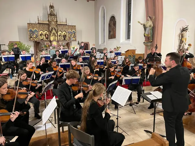 Das Sinfonieorchester unter Leitung von Christian Schubert in der Kirche Nußbach | Foto: Jörg Werner