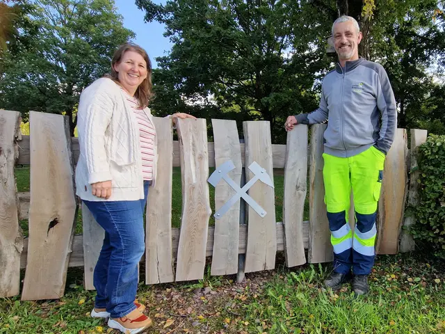 Bianca Gerber-Chavez sowie Bauhofleiter Andreas Kollmer am Startpunkt des Rundweges | Foto: Gemeinde Ringsheim