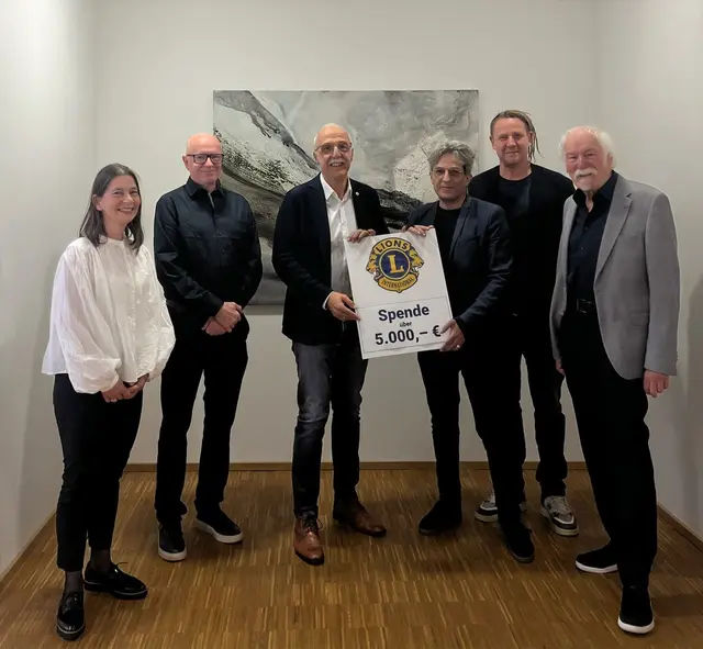 Bei der Übergabe der Lions-Spende (von links): Constanze Albecker-Gänser (stellvertretende Vorsitzende Kunstverein Offenburg-Mittelbaden e.V.), Johannes Renzenbrink (Künstler), Toni Vetrano (Präsident Lions Club Offenburg), Martin Sander (Geschäftsführer Kunstverein Offenburg-Mittelbaden e.V.), Jan Peitz (1. Vorsitzender Kunstverein Offenburg-Mittelbaden e.V.), Manfred Schlindwein (Künstler) | Foto: Rainer Herrfurth/Sekretär Lions Club Offenburg