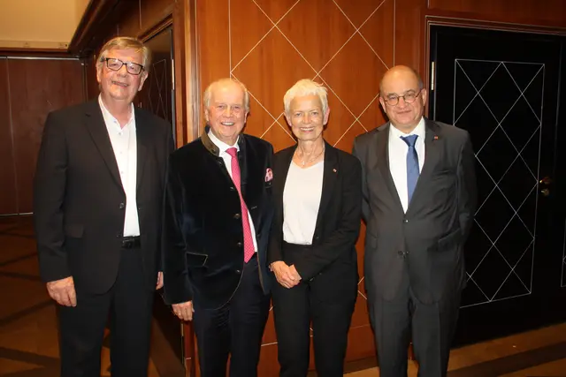 Zum Dialog bereit am Tag der Deutschen Einheit: Willi Stächele (v. l.), Meinrad Schmiederer, Brigitte Klinkert und Arnold Vaatz
 | Foto: Dollenberg