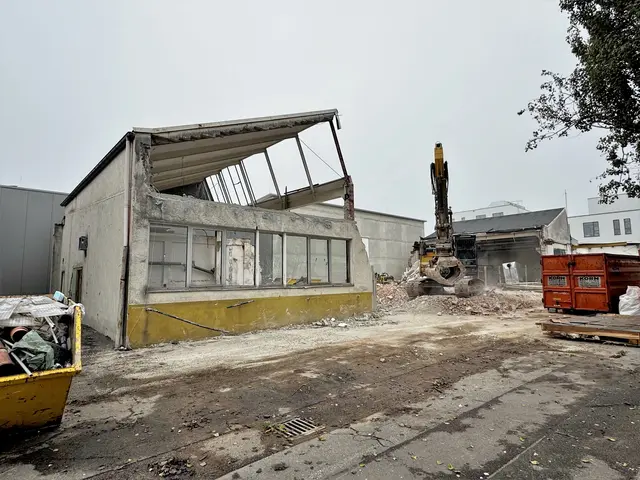 Die Abrissarbeiten des alten Baubetriebshofgebäudes sind in vollem Gange. Anfang November erfolgt dann voraussichtlich der Baubeginn des sechsten Bauabschnittes. | Foto: Julian Assem