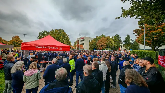 Rund 1.000 Beschäftige kamen am Dienstag zum Protest zusammen. | Foto: IG Metall