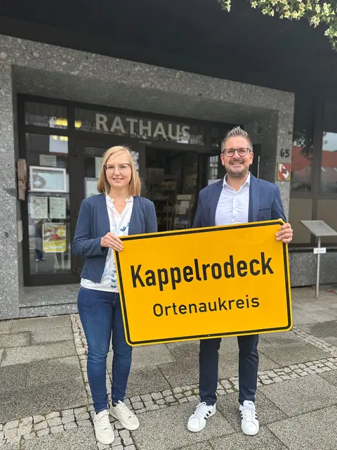 Die neue Bauamtsleiterin Nora Ludihuser und Bürgermeister Stefan Hattenbach
 | Foto: Gemeinde Kappelrodeck/Jasmin Liebich