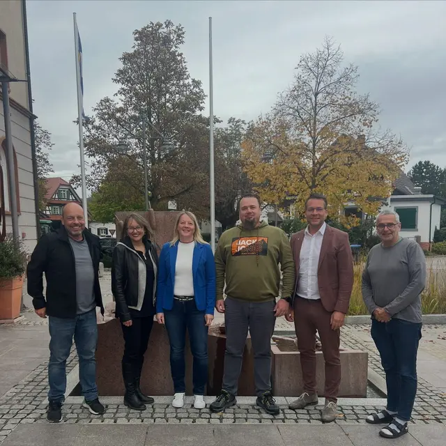 Die neuen Mitarbeiter werden unter anderem von Bürgermeister Tobias Uhrich (2. v. r.) willkommen geheißen.  | Foto: Gemeinde Neuried