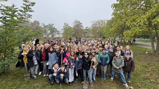 Die LGS-Freunde, Stadt und Volksbank pflanzen gemeinsam mit 400 Schülern und Kita-Kindern im Bürgerpark Lahr. | Foto: Volksbank Lahr