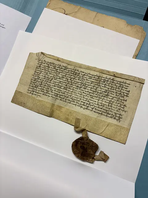 Das älteste Dokument im Stadtarchiv der Stadt Gengenbach: eine Urkunde zur Regelung eines Streitfalles vom 24. Februar 1432, zwischen den Bürgern Henslin Schindegeiß und Hansen Wissens durch den Schultheißen und Richter der Stadt | Foto: Stadt Gengenbach