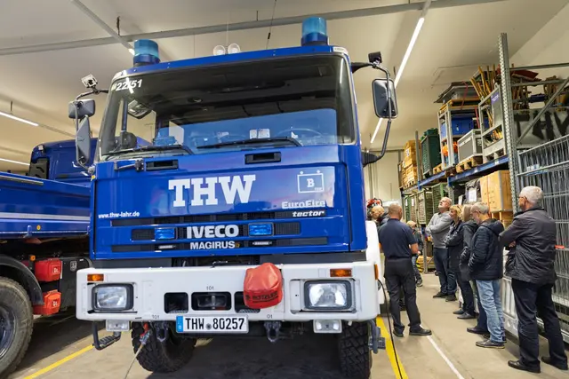 Ortsbeauftragter Mirko Henkel (2.v. l.) erklärt den Teilnehmern des VHS-Kurses den Gerätekraftwagen des THW, der auch liebevoll die fahrende Werkzeugkiste genannt wird. | Foto: THW Lahr