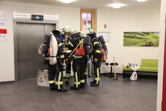 Kräfte der Feuerwehr Stadt Lahr beim Einsatz im Klinikgebäude. | Foto: Ortenau Klinikum/ Friederike Hammig