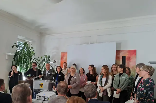 Das Team der Tagesklinik singt gemeinsam ein zu diesem Anlass entstandenes Jubiläumslied.  | Foto: Zentrum für Psychiatrie Emmendingen
