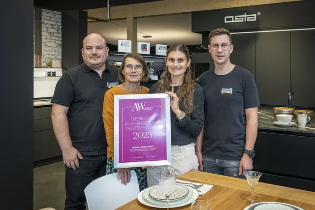 Freude bei Philipp Schächtele (v.l.), Daniela, Sarah und Denis Lehmann über die erneute Auszeichnung des Unternehmens in die Top 100 der Küchenstudios in Deutschland. | Foto: Bernhard Rein