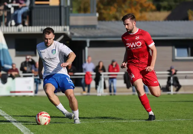 Der SC Durbachtal (weißes Trikot) konnte sich im Derby gegen den SV Stadelhofen nicht durchsetzen und spielte 2:2. | Foto: CB