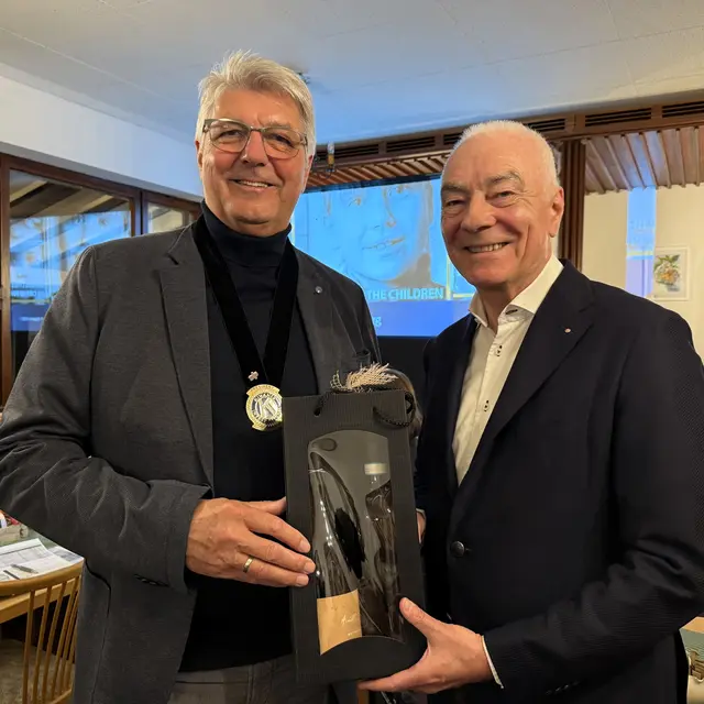 Reinhard Renter (l.) ist neuer Präsident des Kiwanis-Clubs Offenburg und überreicht seinem Vorgänger Peter Schweikert für zwei starke Jahre Engagement ein Weinpräsent. | Foto: Sandra Martin/Kiwanis