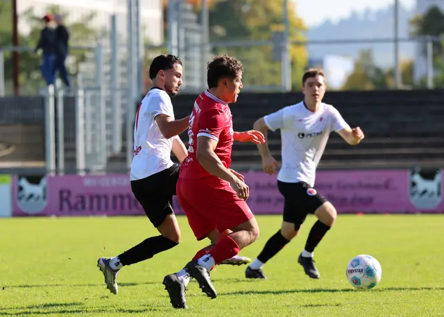 Jeremias Trittmacher wird gleich von zwei Sinzheimer Abwehrspielern in dieser Szene ausgebremst. | Foto: Fissler