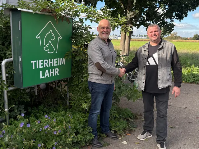 Bob Jones (rechts) überreicht Martin Spirigatis die Spende. | Foto: Stadt Lahr