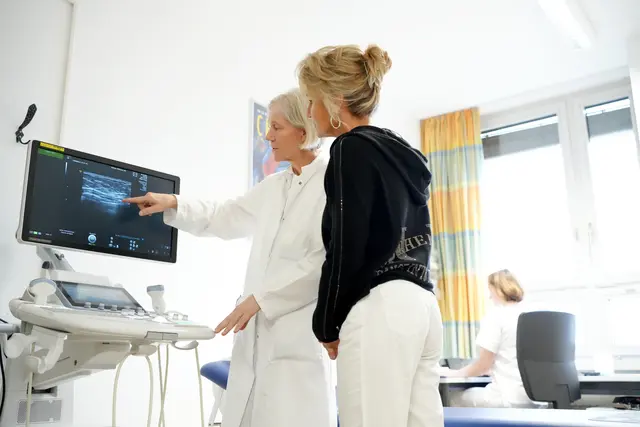 Mit regelmäßigen Mammografien kann Brustkrebs bereits in frühen Stadien entdeckt werden – hier ein Gespräch nach der Untersuchung im Brustzentrum Lahr. | Foto: Ortenau Klinikum