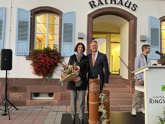 Pascal Weber, zusammen mit seiner Frau Tina, ist der alte und neue Bürgermeister der Gemeinde Ringsheim.  | Foto: Mak