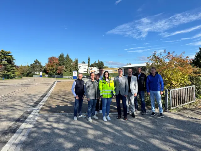 Zur Abnahme und zum Austausch über den Projektverlauf trafen sich Oberbürgermeister Manuel Tabor (4. v. r.), Bürgermeister Andreas Kollefrath (3. v. r.), Ortsvorsteher Simon Schmitt, Mitarbeiter der Stadt Achern sowie Vertreter der ausführenden Firma vor Ort in Gamshurst
| Foto: Claudia Männle/Stadt Achern